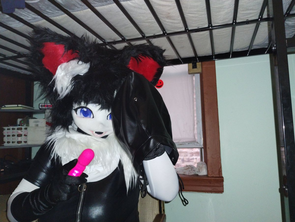 I wonder my little good pet... What will you do...

When Mistress puts them in a hood and vibrate them~ 🤍🖤

I know that the little pet will absolutely enjoy having Mistress teasing them~ 🤍🖤

#FursuitFriday #Latex #nsfw