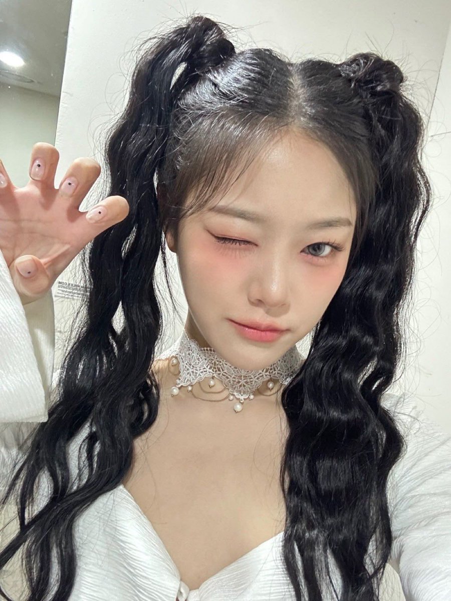 Hyunjin speaks on Loossemble delays:

“Uh.. Regarding the company, something came up in the middle, so there are delays right now. But! That's a problem for tomorrow ! It's a problem that I need to resolve. I'm sorry that I can't explain in detail to C.Loo.”