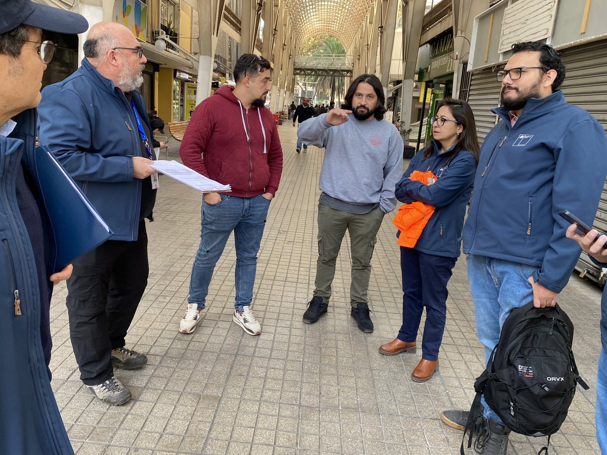 drtmetrooriente's tweet photo. 🚨Con la suspensión de funciones culminó el operativo de trata de personas, en el mall chino Lida Center, ubicado en el antiguo local de Falabella en Providencia. Allí, fiscalizadores de la @drtmetrooriente detectaron graves infracciones en materias de higiene y seguridad (🧵). https://t.co/HfKo1OA523