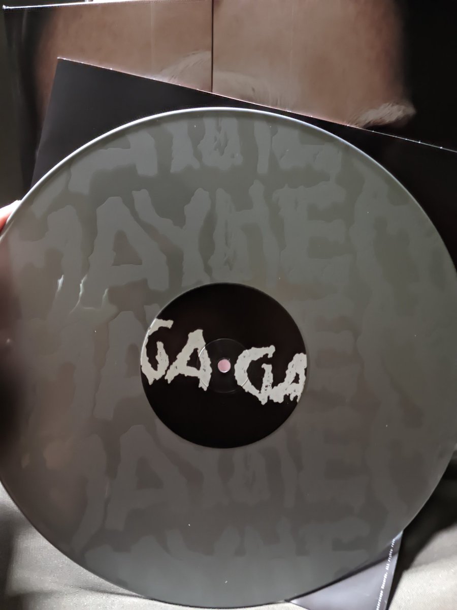 FINALMENTE! Meu Mayhem chegou, a versão mais porra louca "silver", amei <a href="/ladygaga/">Lady Gaga</a> obrigado por tudo mother.
#LadyGaga #Mayhem