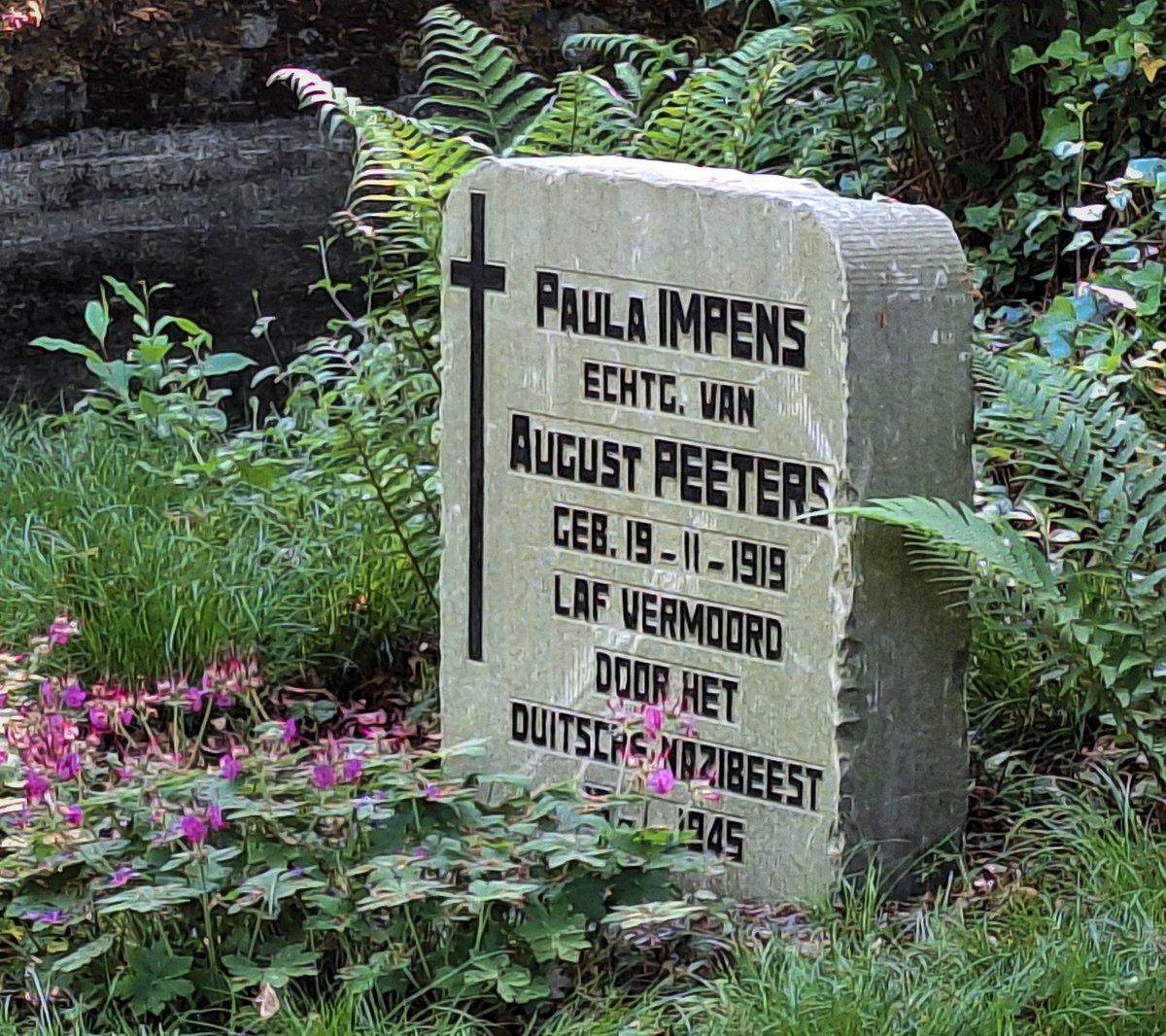 VaOsLu's tweet photo. Paula Impens, 25 jaar, moeder, slachtoffer V2 Antwerpen, man en kind overleefden.
Na omzwervingen staat haar grafsteen aan het #Bunkermuseum in #parkDenBrandt #Antwerpen https://t.co/nTLUs4QG8Z