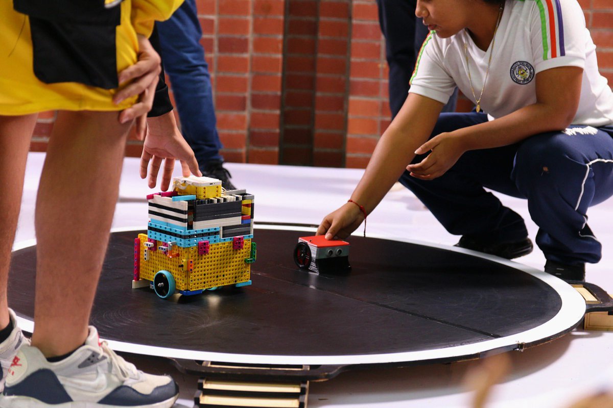 TICAlcaldiaCali's tweet photo. ¡Cali vibra con la innovación! 🤖 

Vivimos la segunda versión del Maker Máster en la Universidad Autónoma de Occidente, con emocionantes competencias en las categorías Sumo LEGO y Sumo Libre.🤗

¡25 equipos demostraron talento, creatividad y pasión por la robótica! https://t.co/o5b6TEJdib