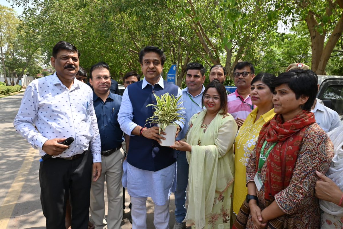 tweetndmc's tweet photo. 🩺 #NDMC x Max Hospital Saket 🏥
Health Check-up Camp at Sanjay Camp, ( JJ Cluster) Chanakyapuri
👏 Inaugurated by Vice Chairperson Shri Kuljeet Singh Chahal
👵👶 Focus: Women, Children & Elderly
✅ 200 + residents screened
#NDMCCares #PublicHealth #JJCluster https://t.co/wRRO0Bmuas