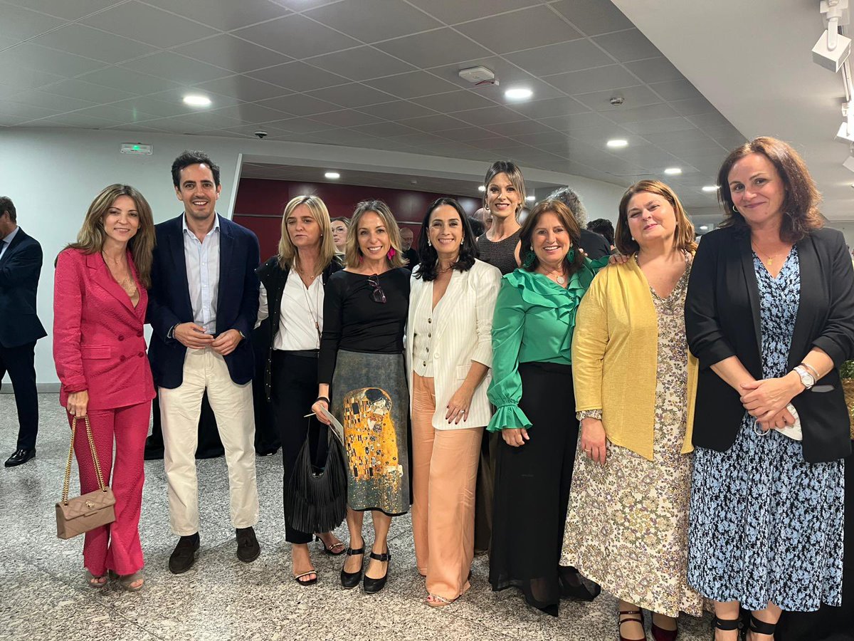 Nuestra presidenta asistió al estreno de La fuerza de los parques, serie documental producida por @CPSproductora y que emitirá <a href="/canalsur/">CanalSur</a>. Un homenaje audiovisual a quienes cuidan, protegen y dan vida a los parques de Andalucía. 💚📽️ #ProducciónSostenible #ParquesNaturales