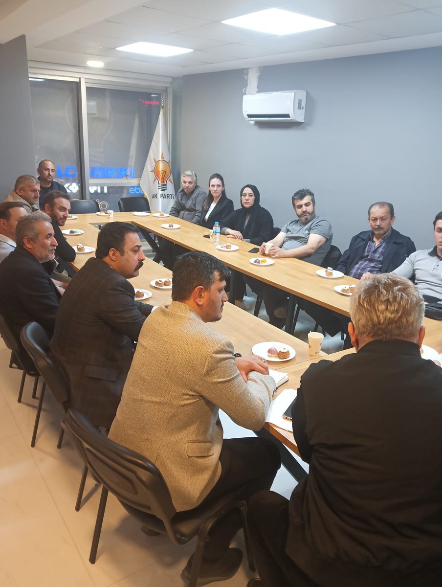 AkPartiGngren's tweet photo. Mareşal Çakmak Mahalle başkanı 
Kadir ÖZDEN başkanlığında teşkilat mensuplarımızın katılımı ile haftalık mahalle toplantımızı gerçekleştirdik.

@abdullahozdemir 
@dvrnyalcinkaya https://t.co/oeAlvRTbB4