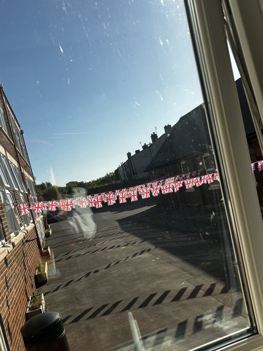 Sun is shining for our  VE Day party 🎉