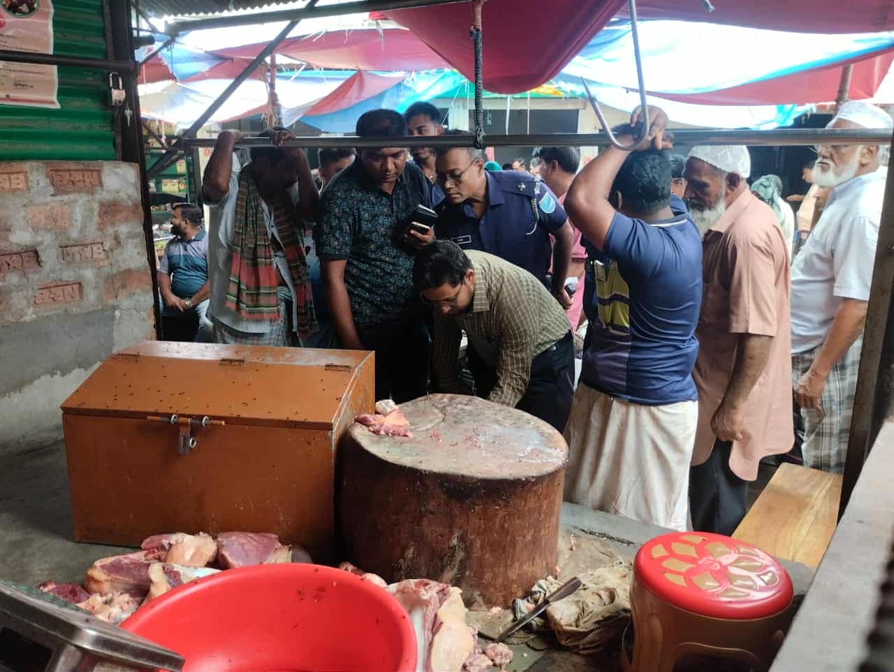 টাঙ্গাইলের বটতলায় গর্ভের বাচ্চাসহ গরু জবাই করায় জরিমানা