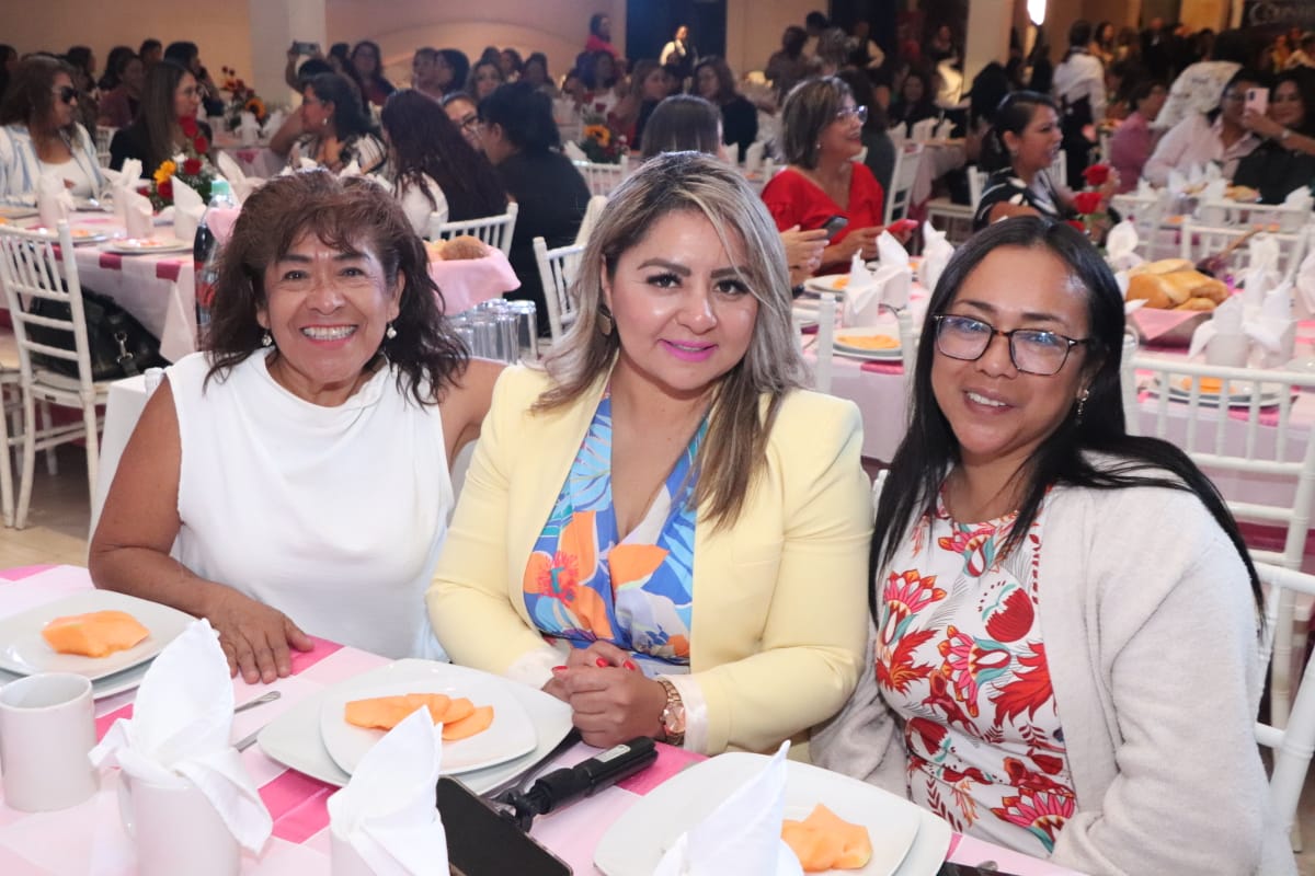 FiscaliaPuebla's tweet photo. Desde hace 11 años, las mamás de la Fiscalía General del Estado no eran reconocidas en el Día de las Madres, hasta que llegó una mujer como Fiscal, la Mtra. @idamis35, así lo destacó el gobernador del estado, @armentapuebla_, en el convivio conmemorativo, donde dijo que la política del Estado mexicano es hoy con perspectiva de género y sensibilidad.

En la celebración, la titular de la FGE, reconoció a todas las mamás de la institución por ser mujeres incansables y un ejemplo de dedicación, amor y fortaleza en nuestra sociedad.