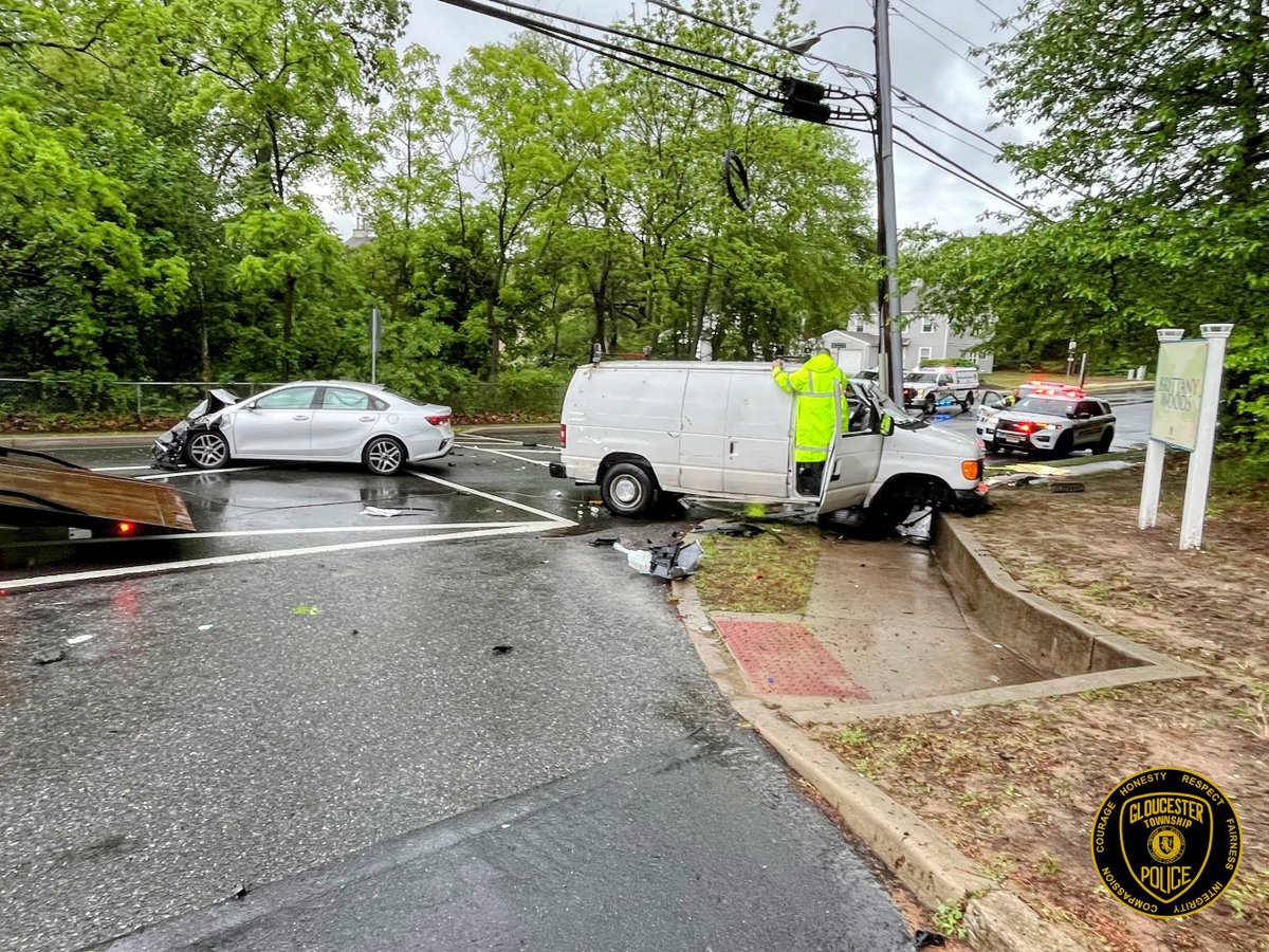 GloTwpPolice's tweet photo. Gloucester Township Police 3rd Platoon investigated a two vehicle crash on Jarvis Road by Wiltshire Road on Friday at approximately 12:20 PM. Minor injuries were reported, and the roadway has since been cleared and reopened. 🚔👮🚨 https://t.co/XcnSI4jCqo