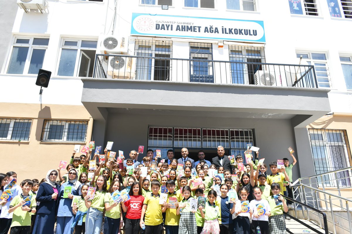 sahinbeymem's tweet photo. 📚✨ #OkuryazarGaziantep Projesi kapsamında, bugün saat 11.20’de Dayı Ahmet Ağa İlkokulumuzda kitaplarla dolu anlamlı bir etkinlikte buluştuk.

İlçe Millî Eğitim Müdürümüz Eyüp Güneş, öğretmenlerimiz, velilerimiz ve öğrencilerimizle okul bahçesinde kitap okudu!💐✅💫 https://t.co/jVxmhshgCC