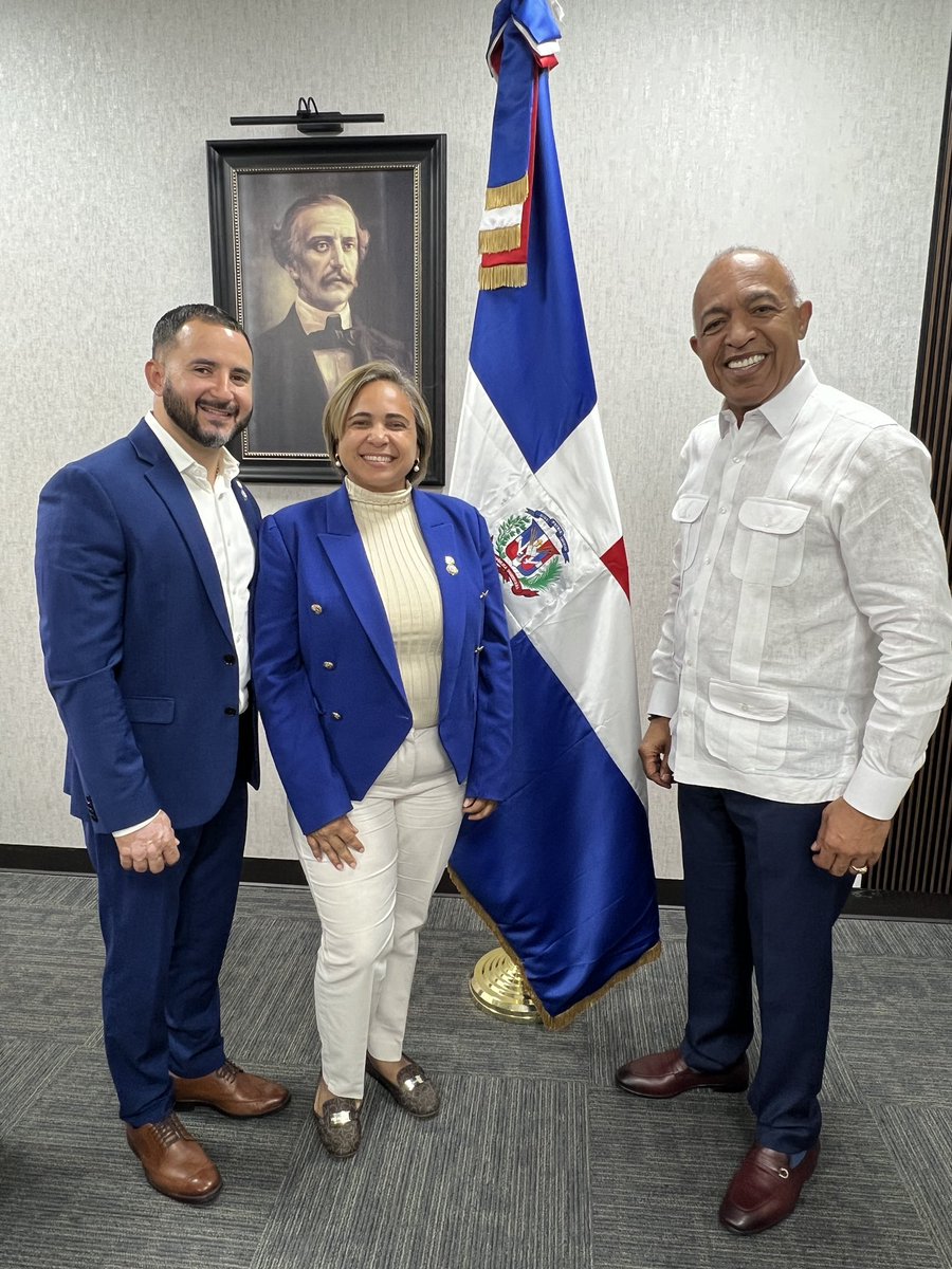 Nuestro cónsul José Santana, tuvo el placer de recibir en su despacho a los diputados de la República Dominicana, Dorina Rodríguez, de San Francisco de Macorís y Luis René Fernández, por Santiago de los Caballeros, ambos del Partido Revolucionario Moderno (