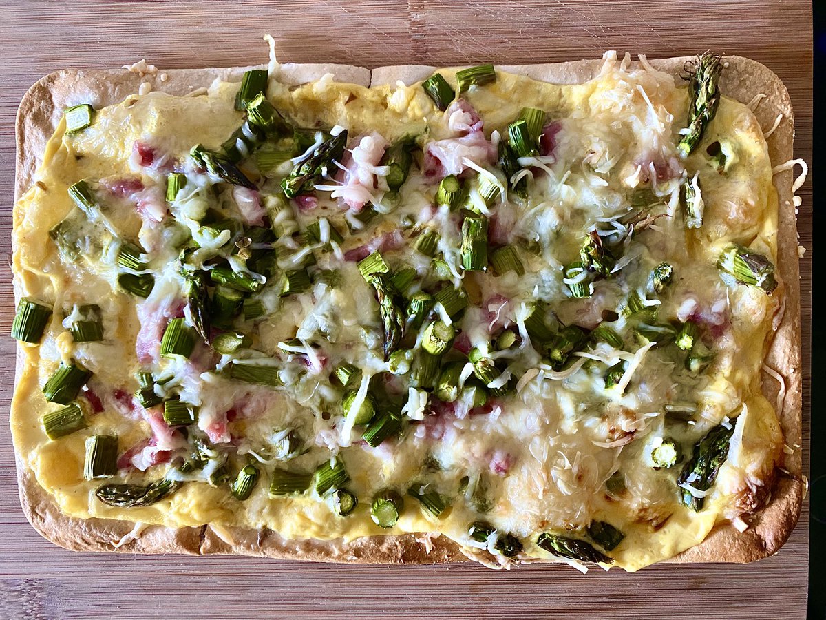 Kupilem u Niemca placki flamandzkie. Przyozdobilem je sosem holenderskim, szparagami, boczkiem i tartym edamem. No mega smaczne to wyszlo. Nie powiem 🤓