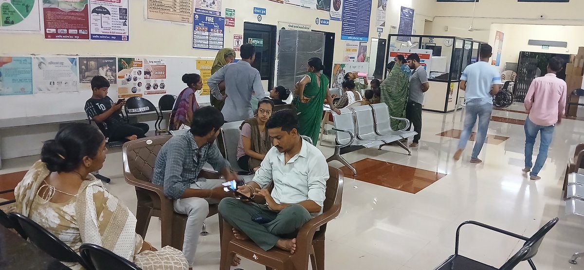 AAMSHAPUR1's tweet photo. આજ  તા.16/05/2025 ના રોજ પ્રા.આ.કેન્દ્ર શાપુ��� ખાતે આયુષ્માન કાર્ડ કાઢી આપવાનો નાઇટ કેમ્પ રાખેલ @Tho_Vanthali  @DdoJunagadh @CdhoJunagadh https://t.co/37CwePYu82