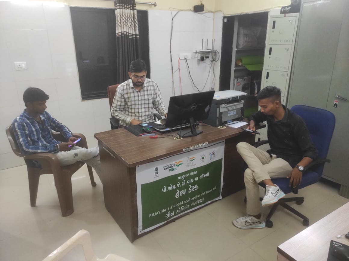 AAMSHAPUR1's tweet photo. આજ  તા.16/05/2025 ના રોજ પ્રા.આ.કેન્દ્ર શાપુ��� ખાતે આયુષ્માન કાર્ડ કાઢી આપવાનો નાઇટ કેમ્પ રાખેલ @Tho_Vanthali  @DdoJunagadh @CdhoJunagadh https://t.co/37CwePYu82