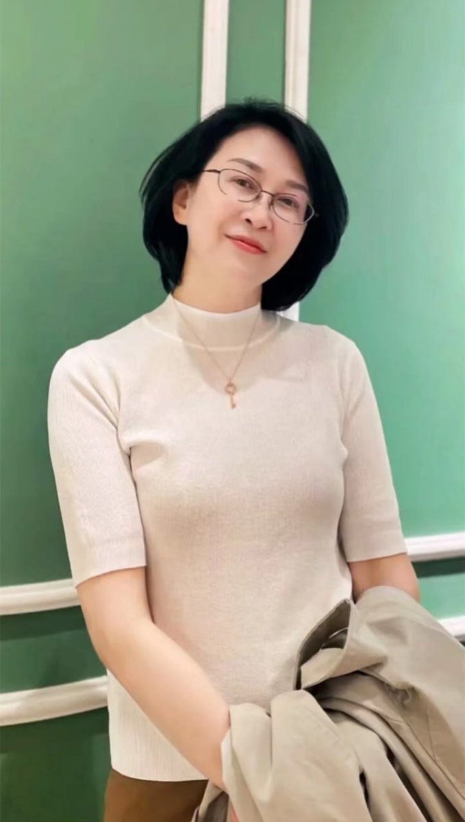 Hi~ 陌生人你好
我是一名國文老師  民國64年次 劉芳
最近工作很不順利 可以給我一個贊❤鼓勵一下我嗎 
讓我有更多勇氣繼續堅持下去