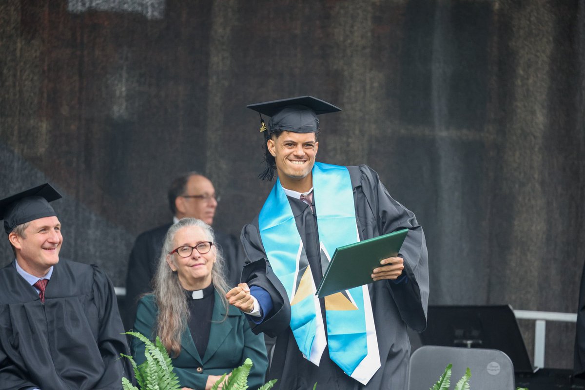 WagnerAthletics's tweet photo. WE DID ITTTTT!!!🗣️🎓
#WagnerGrad | #LetsFly https://t.co/NUsV4a5f32