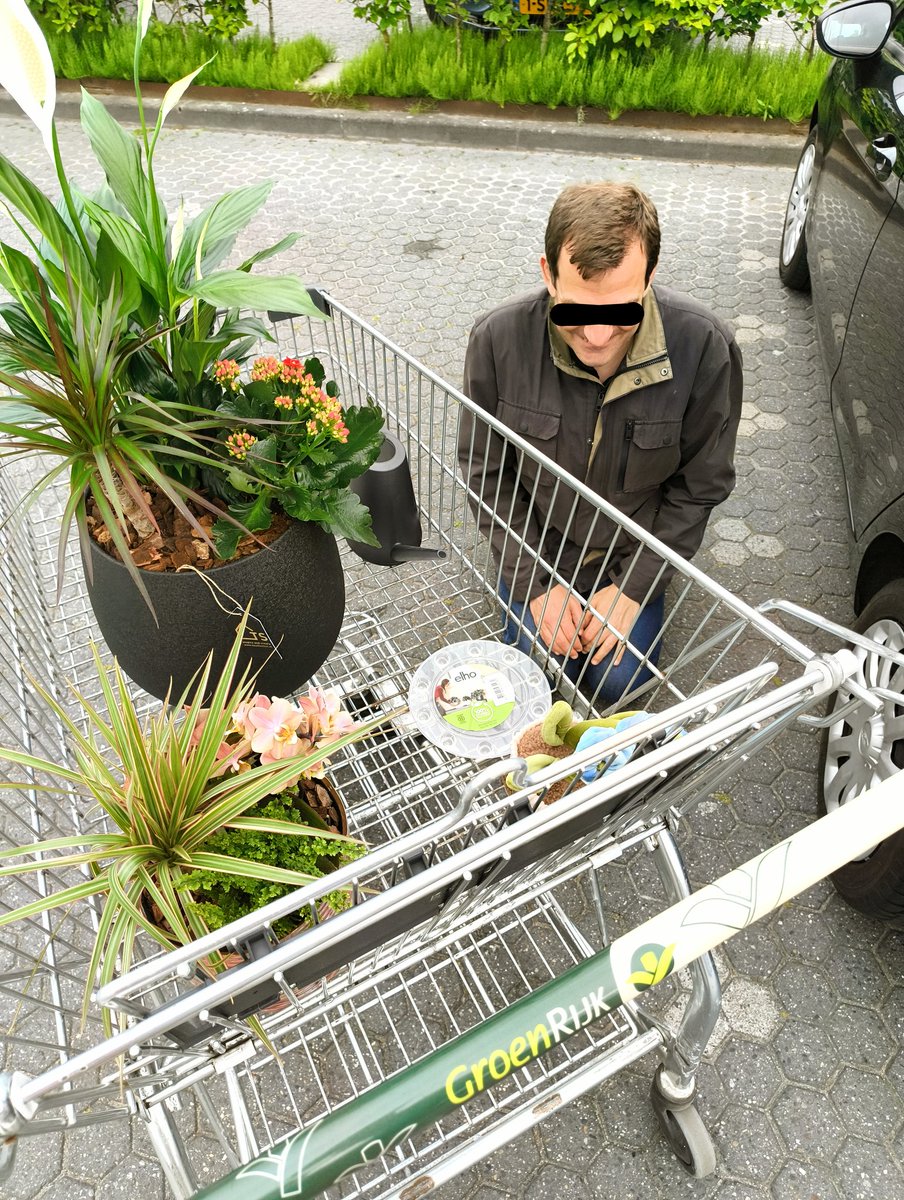 Nou dat is toch ook gezellig, lekker met slaaf naar het tuincentrum! 

#slave #malesub #navotop #Meesteres #sessie #plants #flowers #kneeling