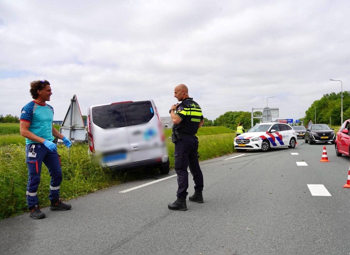 Schade bij aanrijding tussen busje en vrachtwagen op de Zijlweg in Enkhuizen