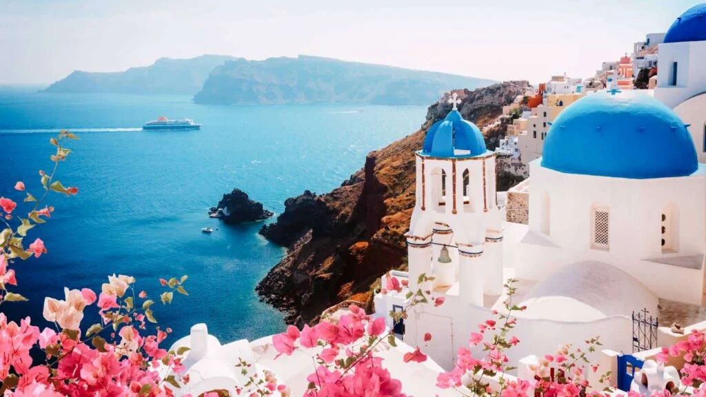 _EmberFlint's tweet image. #FridayEscape
Picture yourself on the stunning island of Santorini, Greece 🌅💙
Imagine sipping wine as the sun sets over the caldera, with breathtaking views of the Aegean Sea. 🏝️
Would you love to visit #Santorini?
Tell me your dream destination!
#RomanticGetaway #IslandVibes