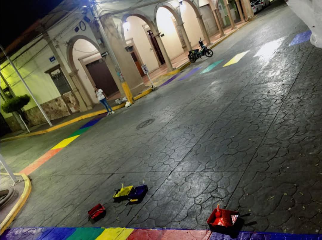 RedDiversidad's tweet photo. Con pintas peatonales, #Ayotlan alista Marcha del Orgullo.
Será este sábado 17 de mayo partiendo de la Casa de la Cultura a la 6:30 pm, con lo que arrancan formalmente las fiestas del orgullo 2025 en #Jalisco.
📷 Ayotlan gay Pride. https://t.co/pY2Sg92mFK