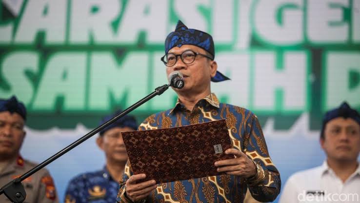 Narendra Fajar (@fajarpuger) on Twitter photo #TPPBersamaMenteriDesa
Deklarasi gerakan desa peduli sampah
#TPPBersamaMenteriDesa
<a href="/prabowo/">Prabowo Subianto</a>
<a href="/YandriSusanto27/">Yandri Susanto</a>
<a href="/ArizaPatria/">Ariza Patria</a>
<a href="/taufikmadjid71/">IG : taufik.madjid</a>
<a href="/kemendespdt/">#BangunDesaBangunIndonesia</a>
<a href="/bpsdmkemendesa/">Bpsdm Kemendesa</a> #TPPBersamaMenteriDesa
Deklarasi gerakan desa peduli sampah
#TPPBersamaMenteriDesa
<a href="/prabowo/">Prabowo Subianto</a>
<a href="/YandriSusanto27/">Yandri Susanto</a>
<a href="/ArizaPatria/">Ariza Patria</a>
<a href="/taufikmadjid71/">IG : taufik.madjid</a>
<a href="/kemendespdt/">#BangunDesaBangunIndonesia</a>
<a href="/bpsdmkemendesa/">Bpsdm Kemendesa</a>