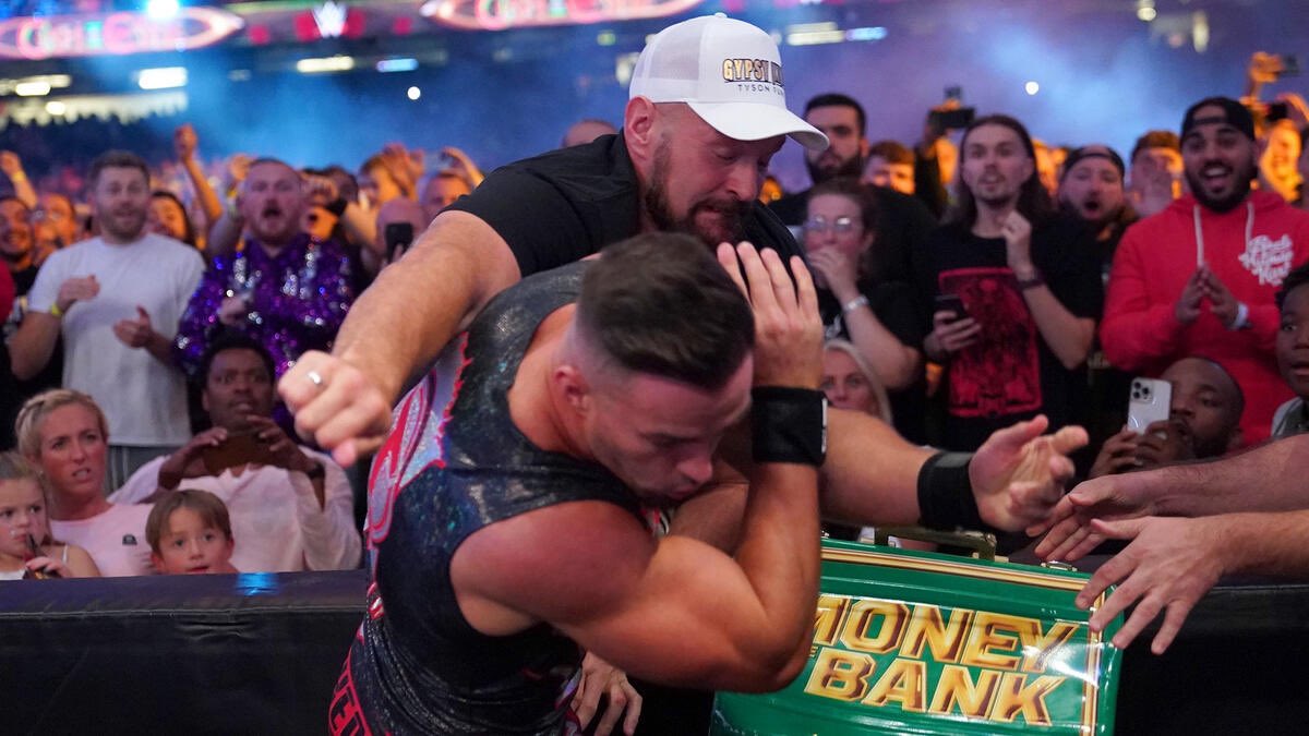 AidenRowan5's tweet photo. @MrSantiZap Austin theory’s booking as Mr.MITB was horrendous, he just looked like a fool for 6 months just to cash in on a MID CARD TITLE!!! What made it even worse was the Tyson fury spot like why does he wanna help reigns, why does he want to help McIntyre and why did they not pay it off? https://t.co/EtccXIfXMs