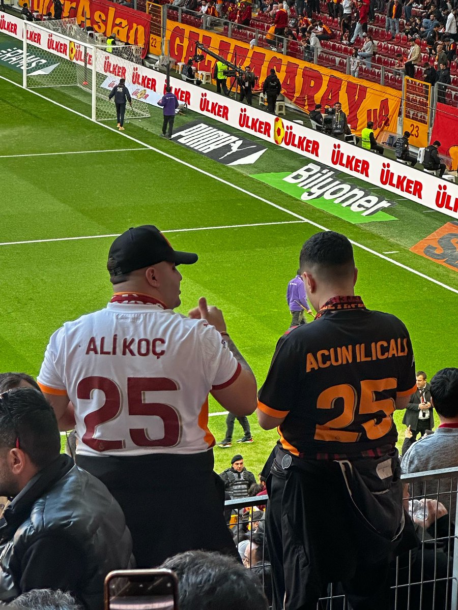 Boyle bir fotoğrafa sebeb olanlar bir an once gitmeli
Ali - Acun 
Eylüle değil hemen simdi
#FenerbahçeİçinHemenSeçim