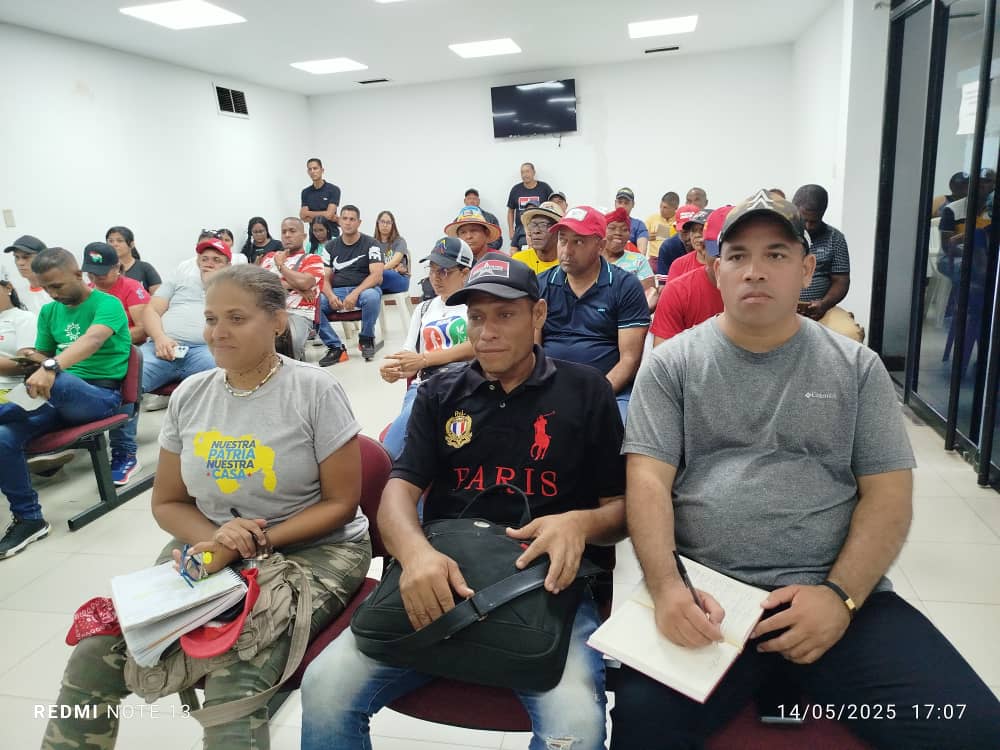 RiberoMRT's tweet photo. Reunión con el comando de campaña municipal y el gra polo patriótico https://t.co/Mzu1Az1Cjw