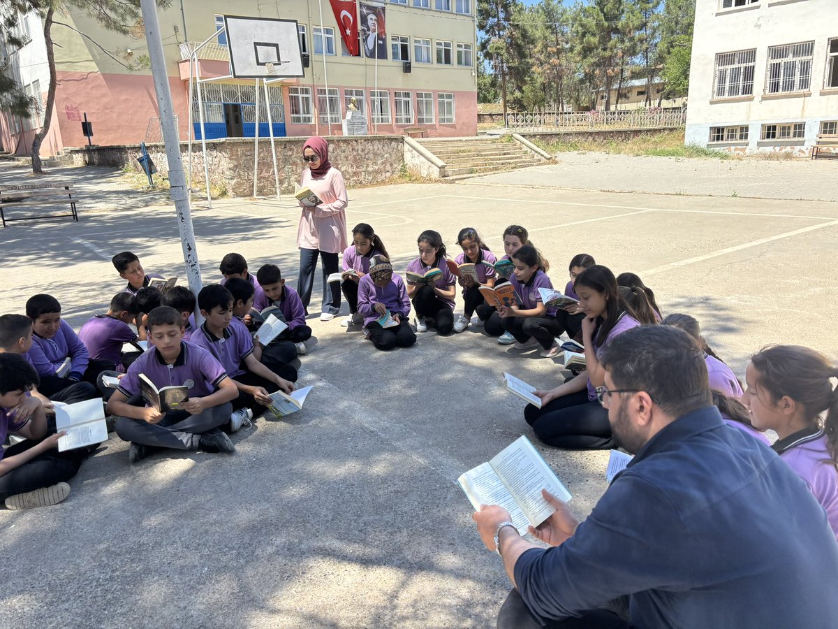Resmismaildaler's tweet photo. Şehit İsmail Daler Ortaokulu, “Okul Bahçesinde Kitap Okuma” etkinliğini gerçekleştirmiştir. #OkuryazarGaziantep https://t.co/exEVM6Lcg6