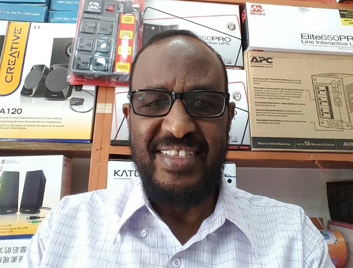 “Goor habeen ah, June 30, 1988, ayay jabhaddii SNM soo gashay magaalada Hargeysa. Markaas anigu Hargeysa ayaan ka shaqeynayay, waxaana masuul ka ahaa shidaalka diyaaradaha ee Gobollada Waqooyi. Dagaallo culus ayaa magaalada ka qarxay. Diyaarad ayaana subixii qoyskeyga u soo