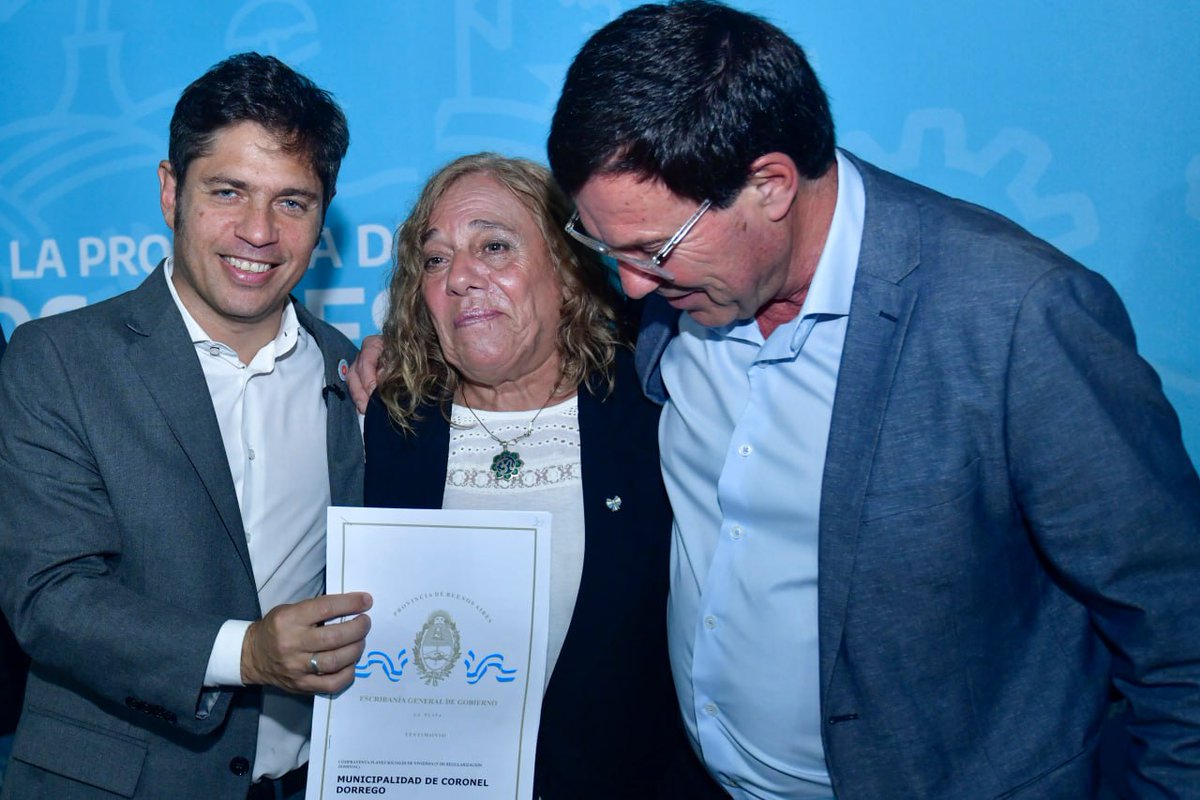 Kicillofok's tweet image. ¡Felicidades a las familias de #CoronelDorrego que recibieron la escritura de su casa y ahora tienen garantizado el derecho fundamental a ser dueños de su hogar!

Son 355 títulos de propiedad que entregamos porque pusimos a la @escribaniapba al servicio de los bonaerenses, para…