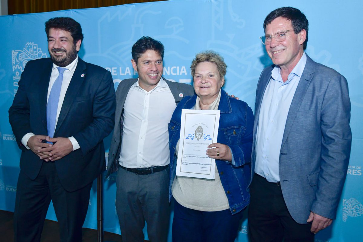 Kicillofok's tweet image. ¡Felicidades a las familias de #CoronelDorrego que recibieron la escritura de su casa y ahora tienen garantizado el derecho fundamental a ser dueños de su hogar!

Son 355 títulos de propiedad que entregamos porque pusimos a la @escribaniapba al servicio de los bonaerenses, para…