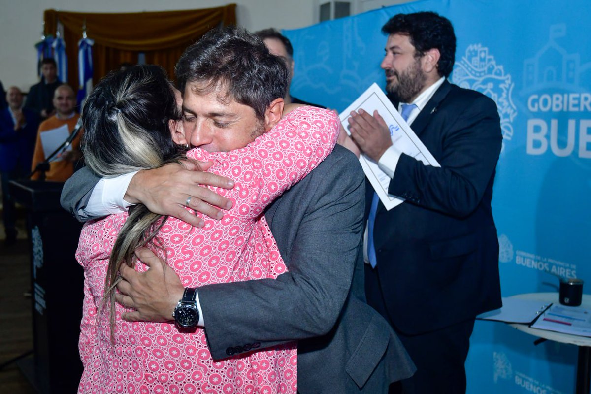 Kicillofok's tweet image. ¡Felicidades a las familias de #CoronelDorrego que recibieron la escritura de su casa y ahora tienen garantizado el derecho fundamental a ser dueños de su hogar!

Son 355 títulos de propiedad que entregamos porque pusimos a la @escribaniapba al servicio de los bonaerenses, para…