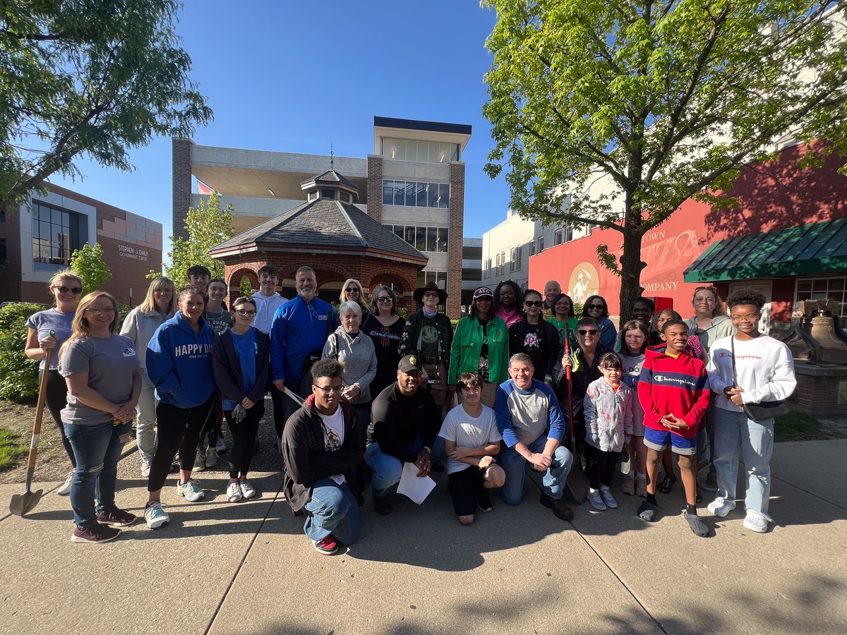 Here we GROW again! Volunteers donned their gardening gloves once more on May 10 and 14 for our remaining Keep Kokomo Beautiful plantings! Thanks for helping Kokomo bloom this spring! 🌷
Learn more about this program at greaterkokomo.com/kkb.