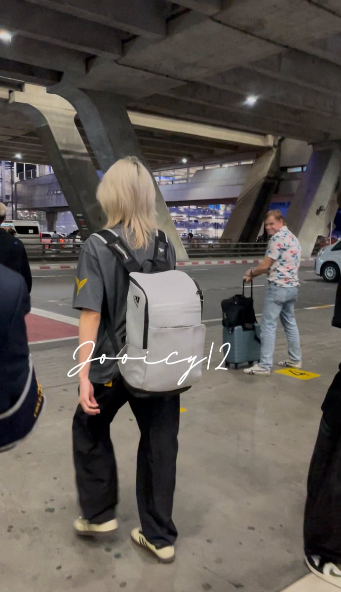 밴드맨인지 딩초인지 축구선수인지 
해외투어인지 수학여행인지 원정경기인지