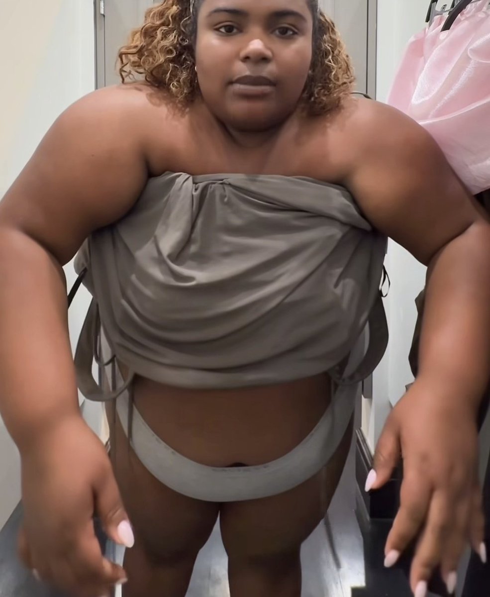 Gl0wF1t's tweet photo. Fatspo of S4myr4 because she is super annoying and she pisses me off🍋‍🟩🫧

~a thread with commentary🧵🪡~

~♡︎/��� appreciated~ https://t.co/5meXx89nsS