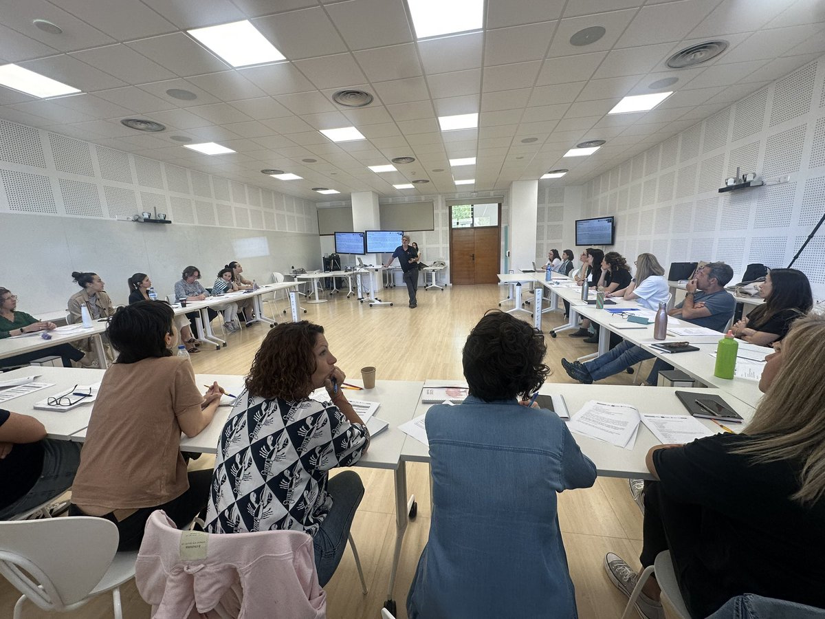 COrteSocias's tweet photo. Iniciamos la primera fase de la #formacion de #profesionales en #competencias en el trabajo #preventivo con #familias #AjuntamentdePalma #Gifes #uib https://t.co/f39B1zj6MC