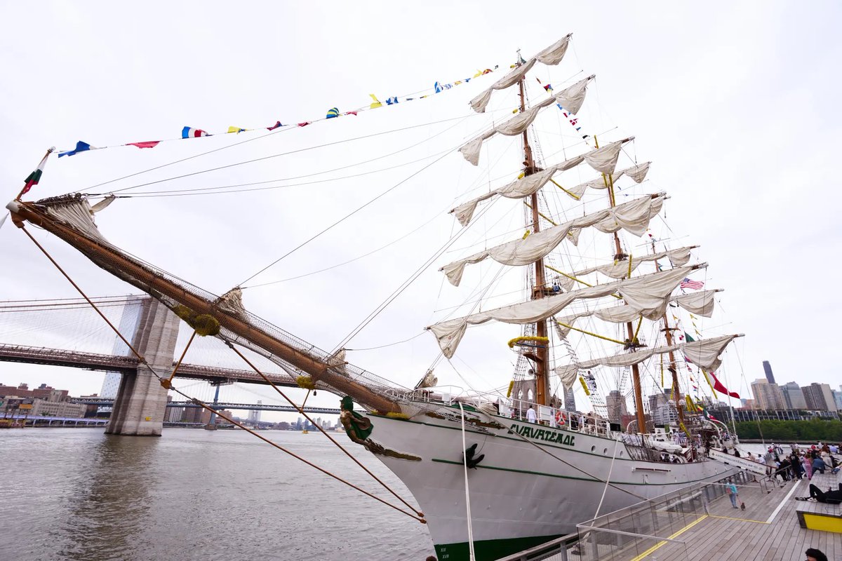 TheNorskaPaul's tweet photo. A #MexicanNavy tall ship carrying 277 crew sailed into lower Manhattan Tuesday & gave New Yorkers a taste of what to expect at next year’s massive #Sail4th event celebrating America’s 250th birthday.😃🇺🇸

Dozens of naval cadets put on a display along the ARM  Cuauhtémoc’s towering 147-foot mast, conduct in sailing terms what’s called ‘manning the yards’ - a traditional British  Royal Navy sign of respect that is done every time a ship enters port.👌

She is moored at Pier 17 at the South Street Seaport & part of a cultural exchange.⛵️