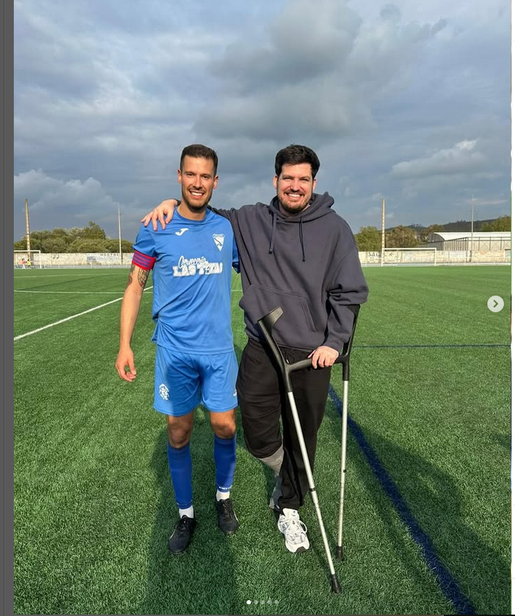 CDSCiprian's tweet photo. Hoxe toca despedir a duas das mais grandes lendas do noso Club. Deixan detrás un gran legado mais aló de ascensos e victorias, compromiso e amor por unhas cores e un escudo. Moitas gracias cracks, aquí sempre teredes a vosa casa e os vosos amigos, apertas. https://t.co/eUJ6WwCMie