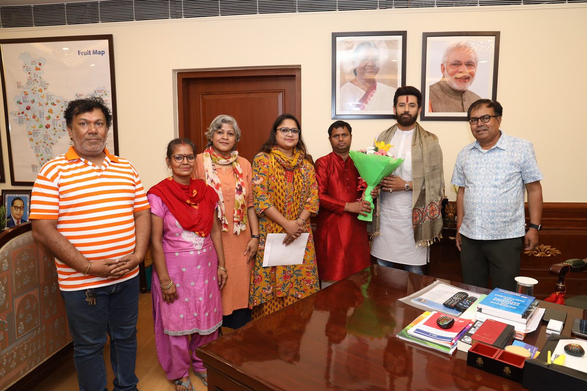 Singharbind's tweet photo. Met Honble Minister Shri Chirag Paswan on issues of street vendors He promised help on all four requests we made https://t.co/Xp3w37PKlX