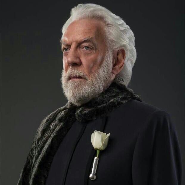 thiegonovais's tweet photo. VOLDEMORT E SNOW! O ator Ralph Fiennes foi confirmado como presidente Snow no novo filme de Jogos Vorazes: "Amanhecer na Colheita".

Esse elenco tá bom demais. Baita escolha! https://t.co/l4xfbeopzb