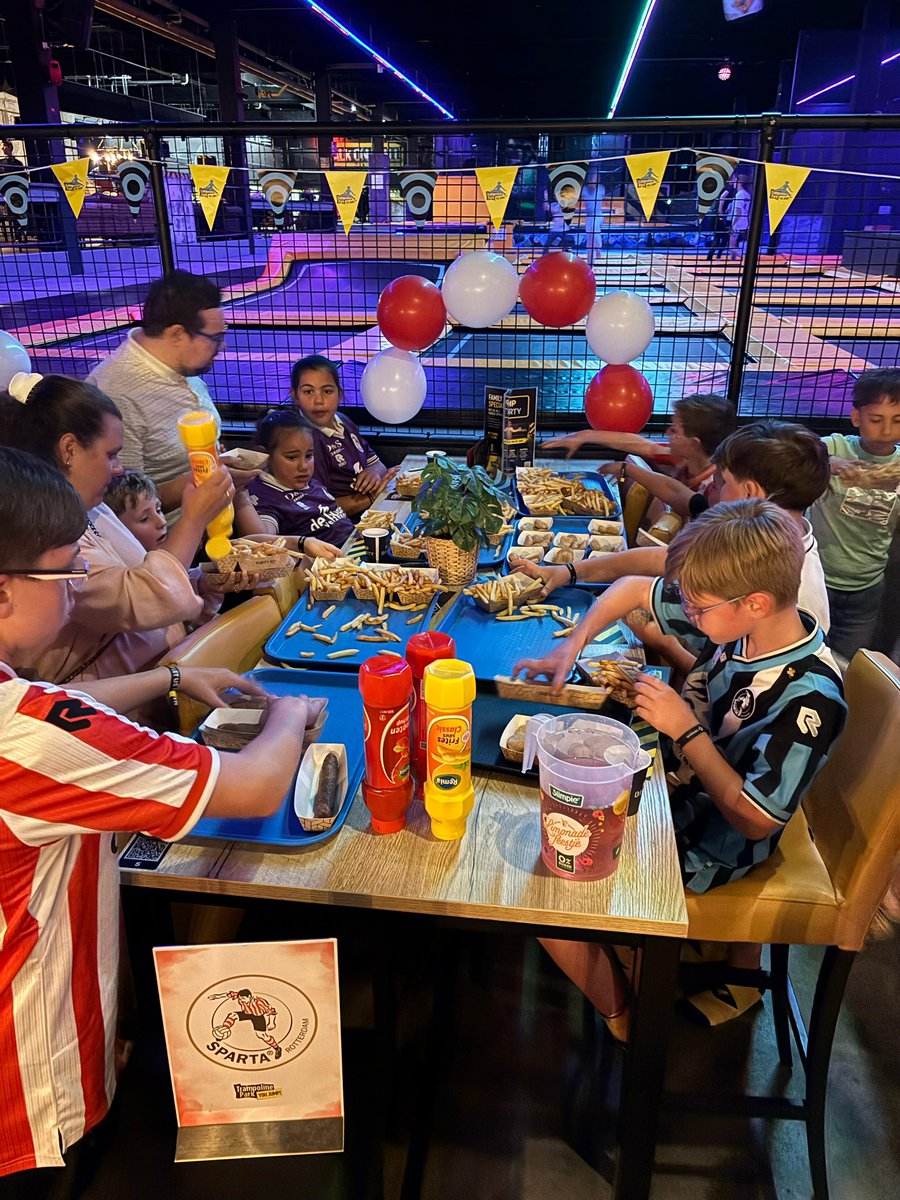 Spartaantjes's tweet photo. We sluiten de dag af met een lekker patatje 🍟 en leuke goodiebag van Sparta &amp; You Jump! https://t.co/XdImjt7rfm