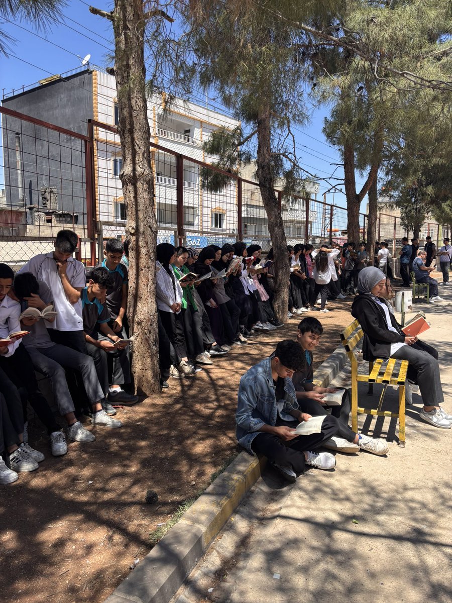 NizipCmtal's tweet photo. Öğrencilerimizle bahçede temiz havada kitap okuma keyfi ☺️
#OkuryazarGaziantep
@NizipilceMEM 
@Cgnde 
@erdalkilinc27 
@Gaziantep_MEM https://t.co/AB0TnUk5sn