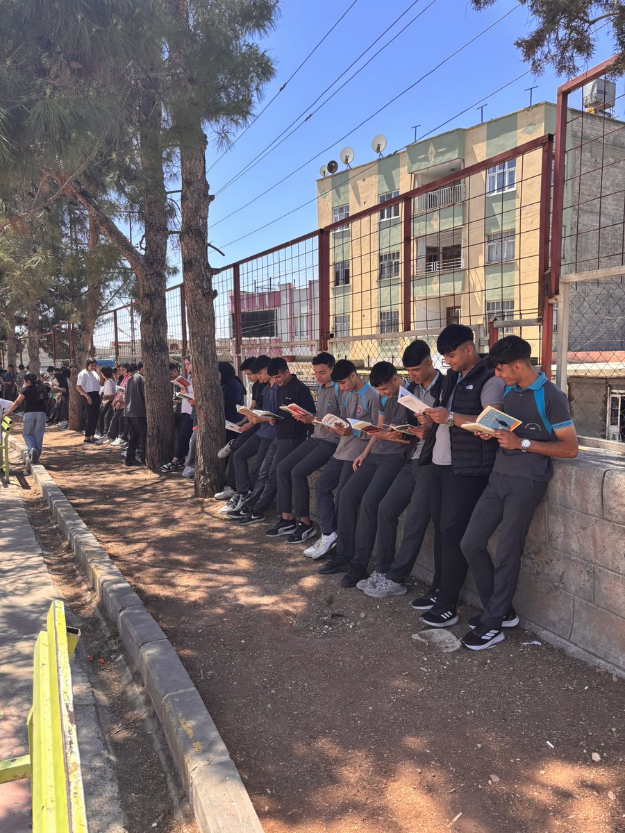 NizipCmtal's tweet photo. Öğrencilerimizle bahçede temiz havada kitap okuma keyfi ☺️
#OkuryazarGaziantep
@NizipilceMEM 
@Cgnde 
@erdalkilinc27 
@Gaziantep_MEM https://t.co/AB0TnUk5sn