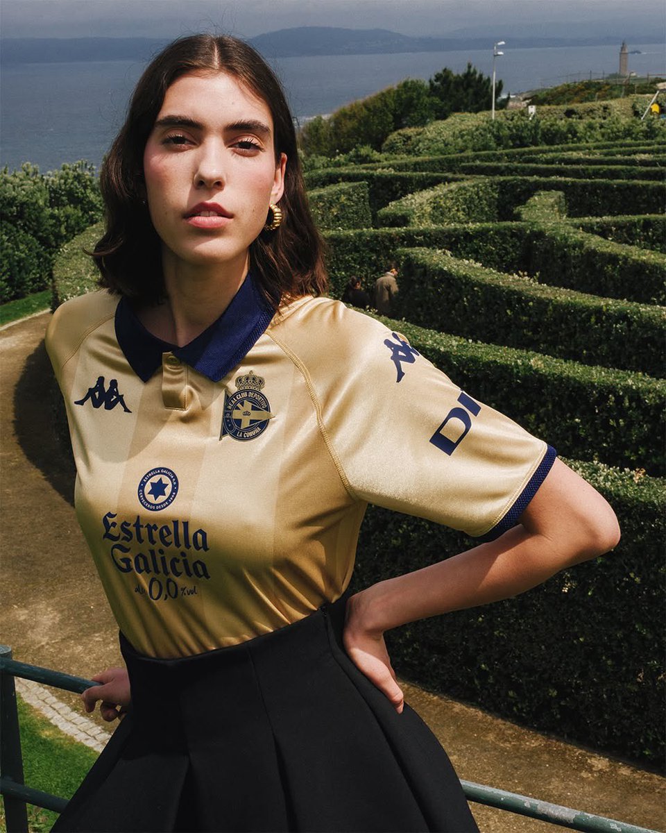 📢 Denunciamos un patrón de comportamento que vai en contra dos valores do <a href="/RCDeportivo/">RC Deportivo</a>. A presentación da nova camiseta recae nunha estética que invisibiliza o deporte e a historia, mais reforza estereotipos. Queremos fútbol, non marketing baseado no corpo das mulleres. 💙⚽