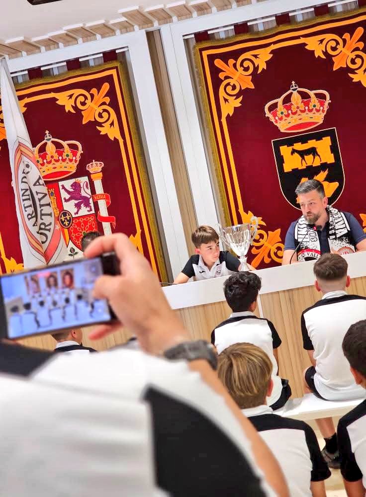 🤩 Enhorabuena a los alevines del Club Deportivo #SanMartinDeLaVega por la temporada realizada ⚽️🥅 y haber conseguido ser campeones de Liga 🏆❗️

Han sido recibidos en el balcón del Ayuntamiento 🏫 por el concejal de deportes Álvaro Pleguezuelo y el Alcalde Rafa Martínez.