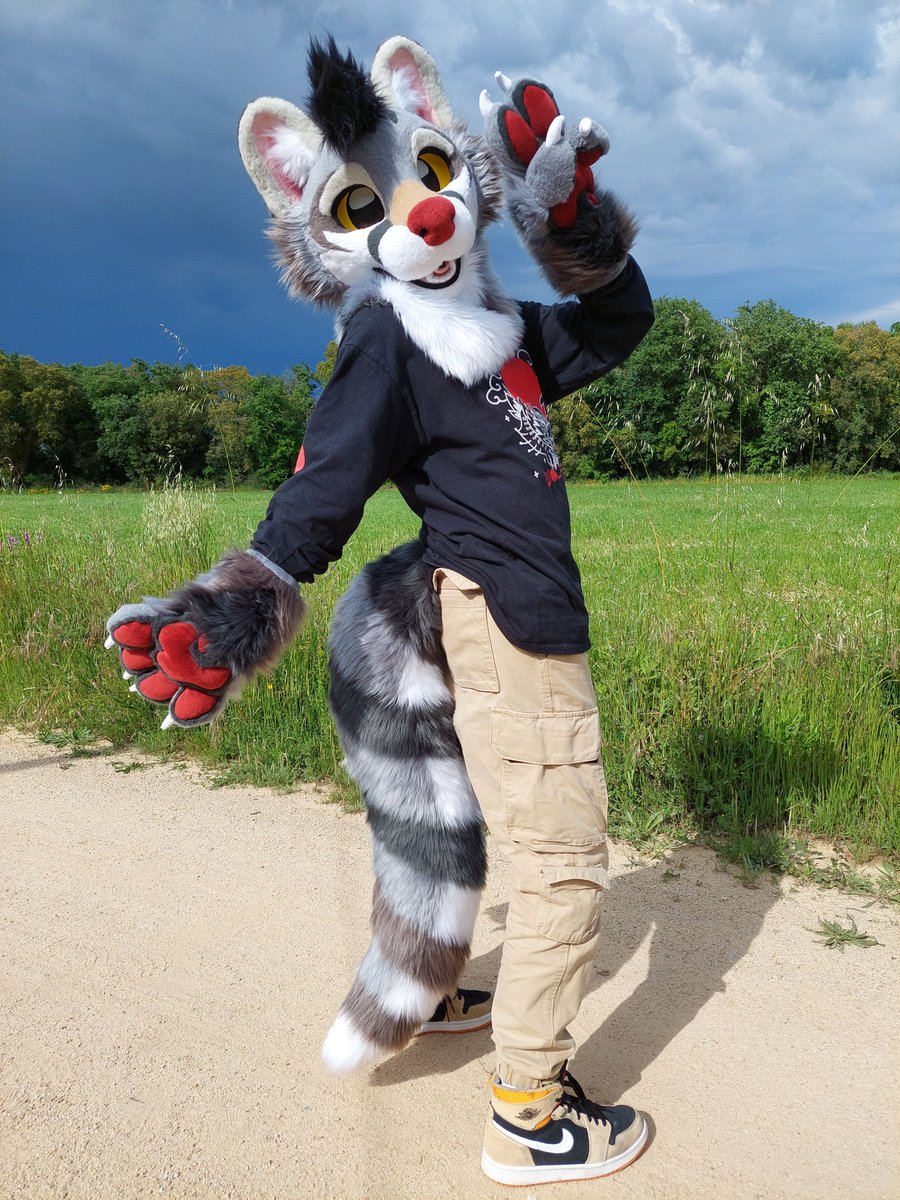 tomacats_suits's tweet image. Say hi to the first premade for Confuzzled this year! 🇬🇧

This cute genet partial will be available at our table! ✨

They feature a pair of eyelids, interchangeable tongue and the cutest beans around! 🐾

Feel free to DM us for any question!✨

#CFZ #CFZ2025 #ConFuzzled