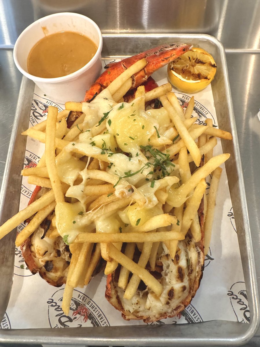 JungleRockRes's tweet photo. Lobster Poutine at Chelsea Market: Grilled lobster, cheddar curds, 🦞 gravy and fries https://t.co/ET6IOd4TjR
