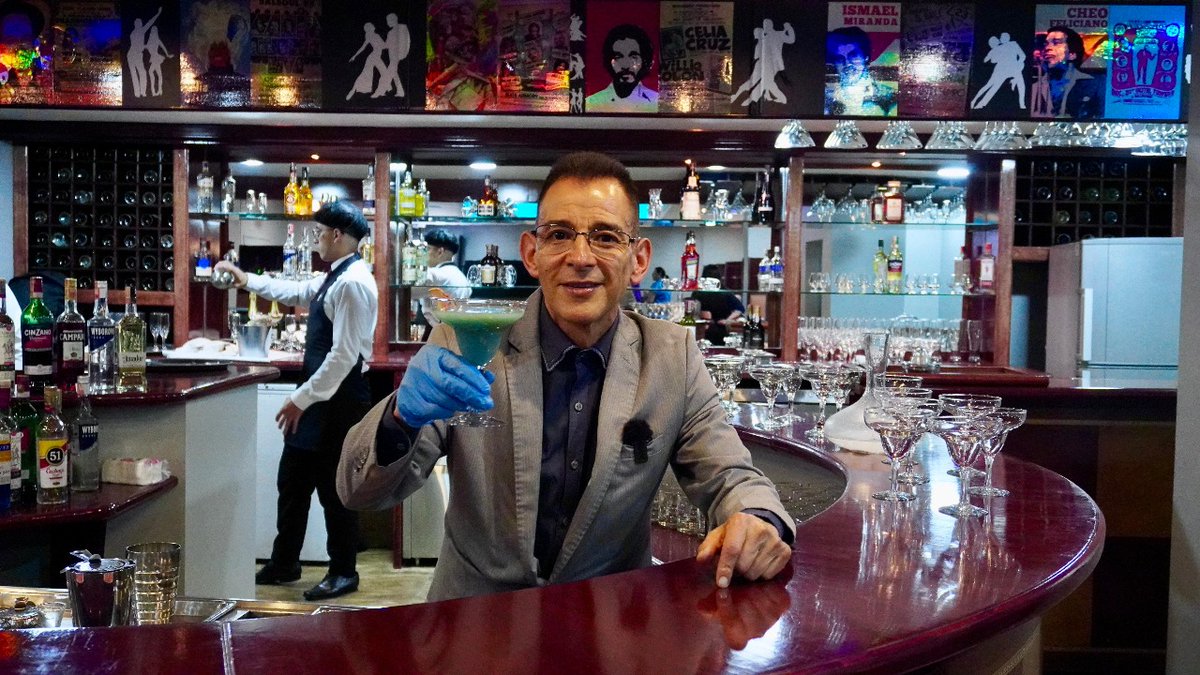 RevistaELANDEN's tweet photo. Bajo la guía del instructor Edgar Gracia, más de 600 aprendices se certifican cada año. Ahora, el bar se convierte en laboratorio vivo donde se aprende haciendo, al ritmo de la innovación. 👨‍🍳📚 https://t.co/BuV2pgOfsm