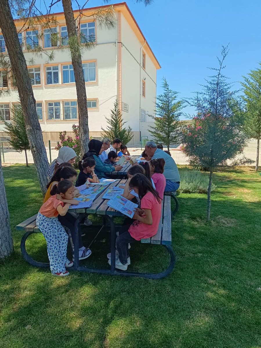 doganpinarsctio's tweet photo. Öğretmen, öğrenci ve velilerimizle kitap okuma etkinliğimizi gerçekleştirdik. 
@Oguzeli_mem 
@MustafaBozgyk27 

 #OkuryazarGaziantep https://t.co/Fsx3yZi3aL